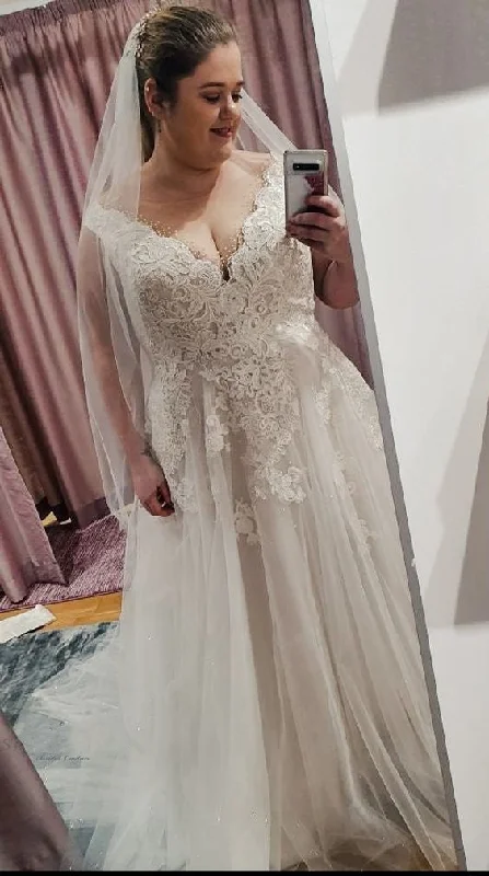 Simple Plus Size V-neck Lace Wedding Dress