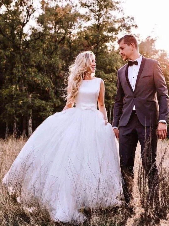 Simple V-back Tulle Wedding Dress